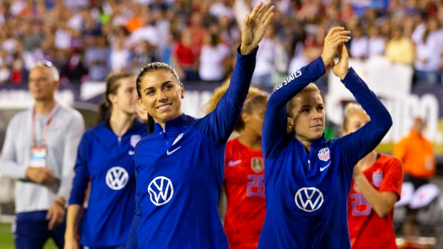 alex_morgan_waves_to_the_crowd.jpg